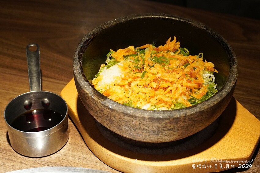 台中市西屯區【台中燒肉】山鯨本家.HONKE,跨年就是要吃好料的呀,免出國讓人彷彿置身於日本,浮誇的和牛寶箱一登場相當的吸睛,打開寶箱之後乾冰流出來,這畫面還自帶著仙氣!吃燒肉也可以擁有滿滿的儀式感喔