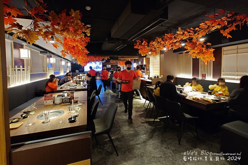 台中市西屯區【台中燒肉】山鯨本家.HONKE,跨年就是要吃好料的呀,免出國讓人彷彿置身於日本,浮誇的和牛寶箱一登場相當的吸睛,打開寶箱之後乾冰流出來,這畫面還自帶著仙氣!吃燒肉也可以擁有滿滿的儀式感喔