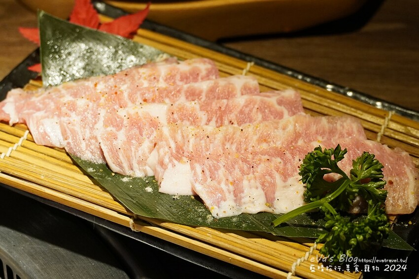 台中市西屯區【台中燒肉】山鯨本家.HONKE,跨年就是要吃好料的呀,免出國讓人彷彿置身於日本,浮誇的和牛寶箱一登場相當的吸睛,打開寶箱之後乾冰流出來,這畫面還自帶著仙氣!吃燒肉也可以擁有滿滿的儀式感喔