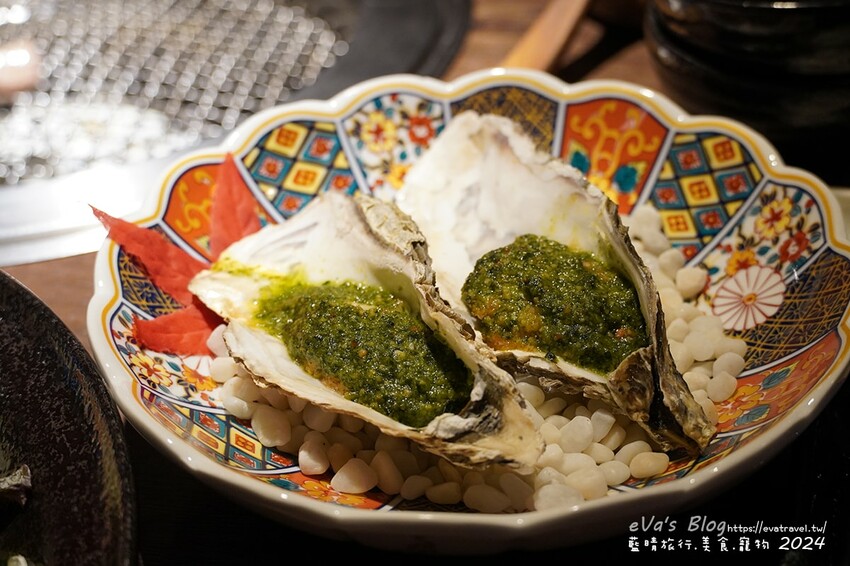 台中市西屯區【台中燒肉】山鯨本家.HONKE,跨年就是要吃好料的呀,免出國讓人彷彿置身於日本,浮誇的和牛寶箱一登場相當的吸睛,打開寶箱之後乾冰流出來,這畫面還自帶著仙氣!吃燒肉也可以擁有滿滿的儀式感喔