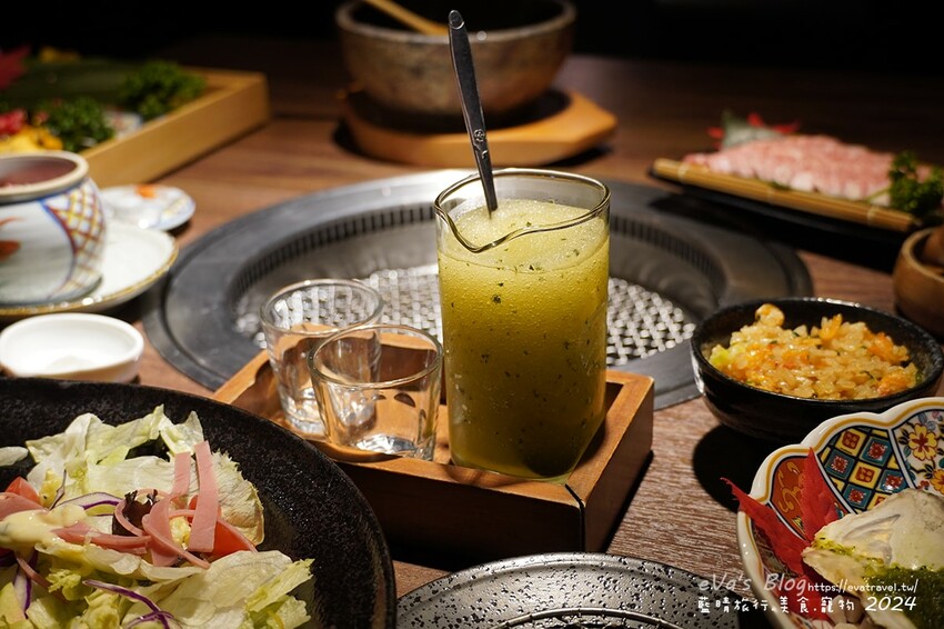 台中市西屯區【台中燒肉】山鯨本家.HONKE,跨年就是要吃好料的呀,免出國讓人彷彿置身於日本,浮誇的和牛寶箱一登場相當的吸睛,打開寶箱之後乾冰流出來,這畫面還自帶著仙氣!吃燒肉也可以擁有滿滿的儀式感喔