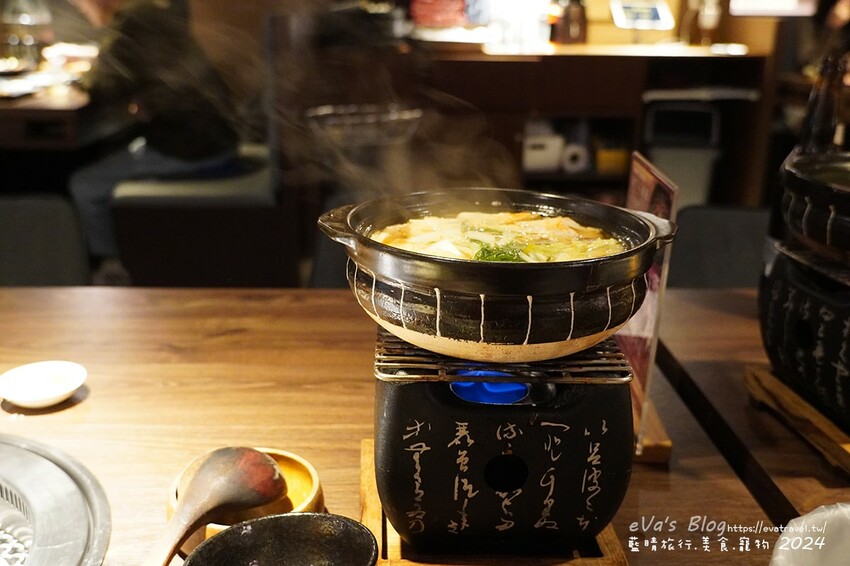 台中市西屯區【台中燒肉】山鯨本家.HONKE,跨年就是要吃好料的呀,免出國讓人彷彿置身於日本,浮誇的和牛寶箱一登場相當的吸睛,打開寶箱之後乾冰流出來,這畫面還自帶著仙氣!吃燒肉也可以擁有滿滿的儀式感喔