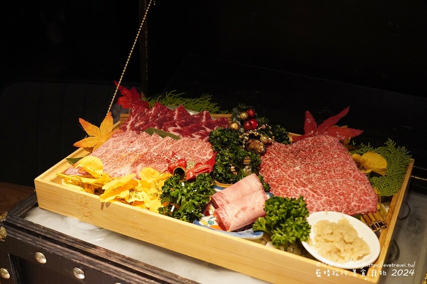 台中市西屯區【台中燒肉】山鯨本家.HONKE,跨年就是要吃好料的呀,免出國讓人彷彿置身於日本,浮誇的和牛寶箱一登場相當的吸睛,打開寶箱之後乾冰流出來,這畫面還自帶著仙氣!吃燒肉也可以擁有滿滿的儀式感喔