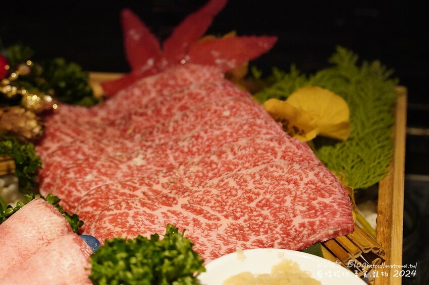 台中市西屯區【台中燒肉】山鯨本家.HONKE,跨年就是要吃好料的呀,免出國讓人彷彿置身於日本,浮誇的和牛寶箱一登場相當的吸睛,打開寶箱之後乾冰流出來,這畫面還自帶著仙氣!吃燒肉也可以擁有滿滿的儀式感喔