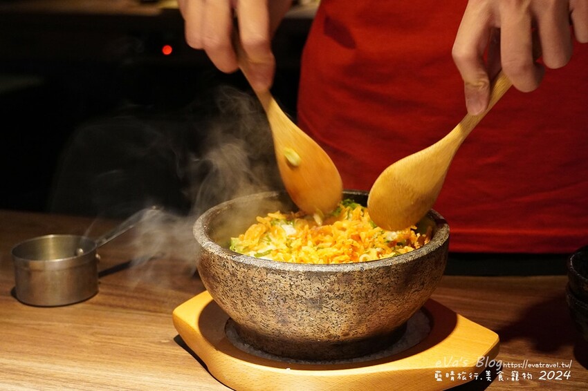 台中市西屯區【台中燒肉】山鯨本家.HONKE,跨年就是要吃好料的呀,免出國讓人彷彿置身於日本,浮誇的和牛寶箱一登場相當的吸睛,打開寶箱之後乾冰流出來,這畫面還自帶著仙氣!吃燒肉也可以擁有滿滿的儀式感喔