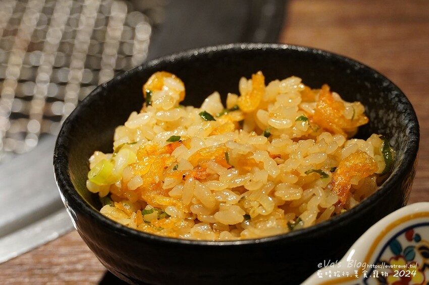 台中市西屯區【台中燒肉】山鯨本家.HONKE,跨年就是要吃好料的呀,免出國讓人彷彿置身於日本,浮誇的和牛寶箱一登場相當的吸睛,打開寶箱之後乾冰流出來,這畫面還自帶著仙氣!吃燒肉也可以擁有滿滿的儀式感喔