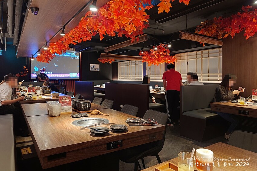 台中市西屯區【台中燒肉】山鯨本家.HONKE,跨年就是要吃好料的呀,免出國讓人彷彿置身於日本,浮誇的和牛寶箱一登場相當的吸睛,打開寶箱之後乾冰流出來,這畫面還自帶著仙氣!吃燒肉也可以擁有滿滿的儀式感喔