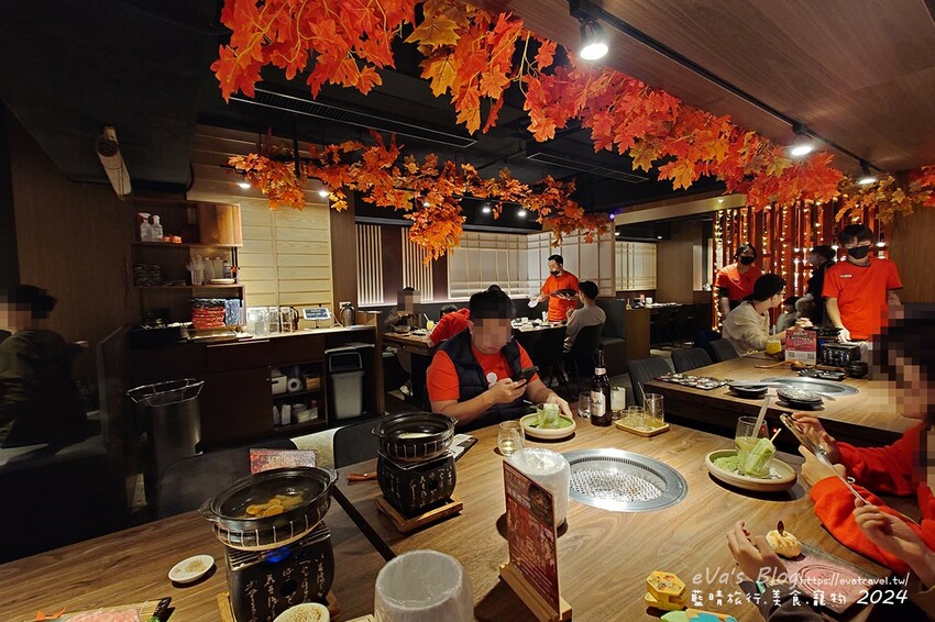 台中市西屯區【台中燒肉】山鯨本家.HONKE,跨年就是要吃好料的呀,免出國讓人彷彿置身於日本,浮誇的和牛寶箱一登場相當的吸睛,打開寶箱之後乾冰流出來,這畫面還自帶著仙氣!吃燒肉也可以擁有滿滿的儀式感喔
