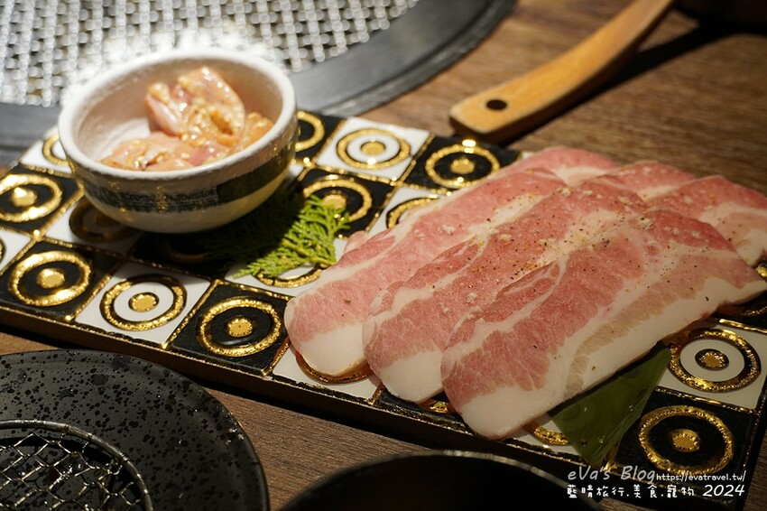 台中市西屯區【台中燒肉】山鯨本家.HONKE,跨年就是要吃好料的呀,免出國讓人彷彿置身於日本,浮誇的和牛寶箱一登場相當的吸睛,打開寶箱之後乾冰流出來,這畫面還自帶著仙氣!吃燒肉也可以擁有滿滿的儀式感喔