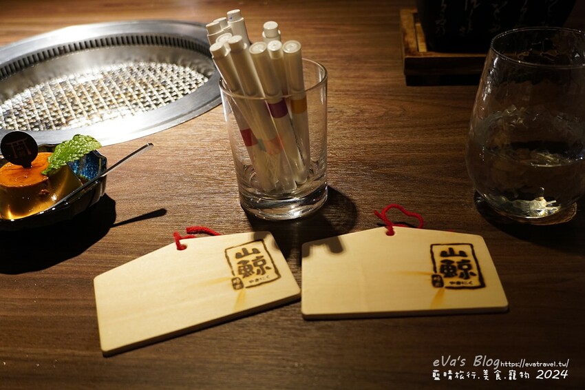 台中市西屯區【台中燒肉】山鯨本家.HONKE,跨年就是要吃好料的呀,免出國讓人彷彿置身於日本,浮誇的和牛寶箱一登場相當的吸睛,打開寶箱之後乾冰流出來,這畫面還自帶著仙氣!吃燒肉也可以擁有滿滿的儀式感喔