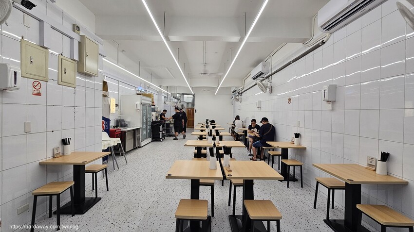 何家拉麵中和新生店用餐區