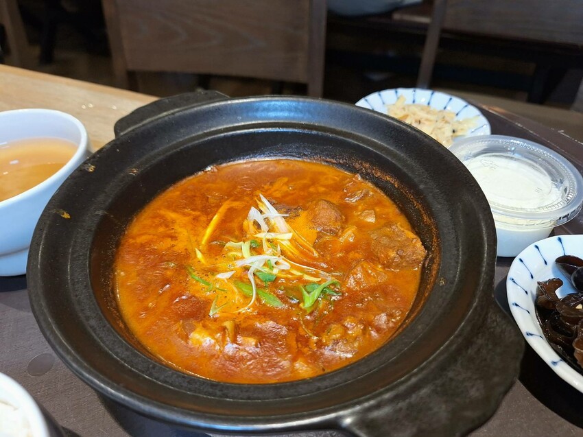 【美食】「占元府」牛肉麵、飯煲、麵煲、湯煲，北車牛肉麵推薦、