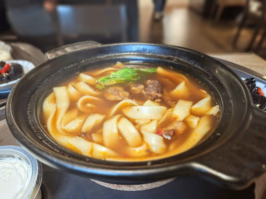 【美食】「占元府」牛肉麵、飯煲、麵煲、湯煲，北車牛肉麵推薦、