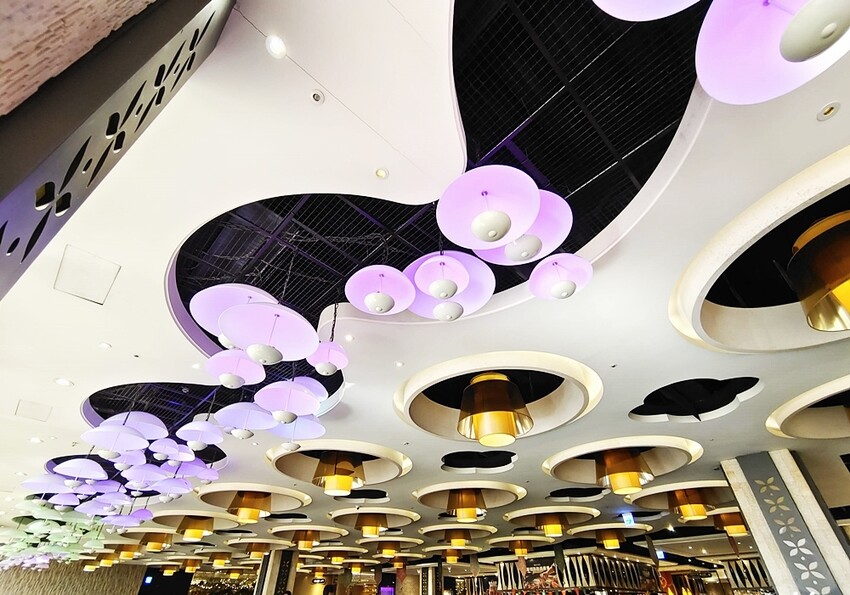 台中市西屯區潮港城太陽百匯｜台中Buffet吃到飽推薦 釜山海鮮季開跑 四人同行送巨無霸檸檬泰國蝦 百道料理無限供應 螃蟹