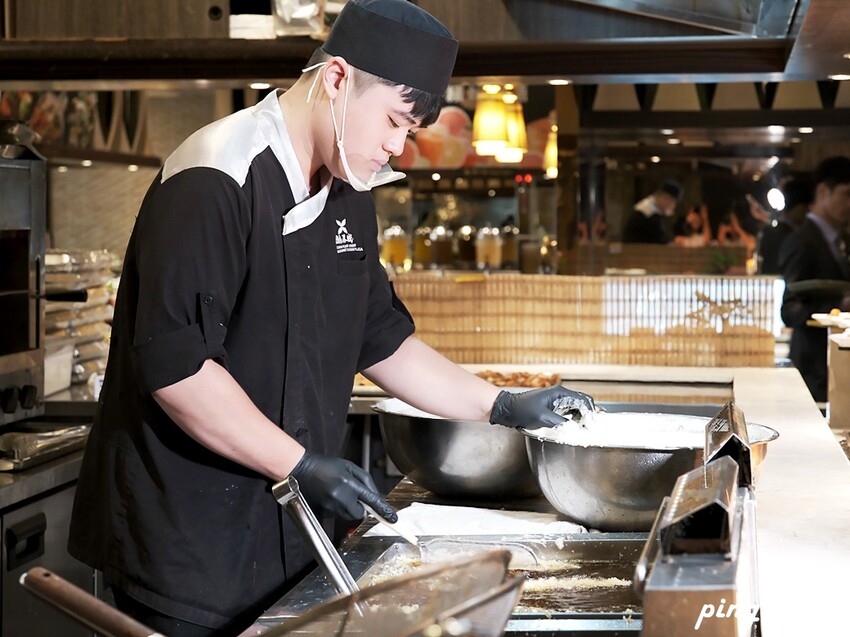 台中市西屯區潮港城太陽百匯｜台中Buffet吃到飽推薦 釜山海鮮季開跑 四人同行送巨無霸檸檬泰國蝦 百道料理無限供應 螃蟹