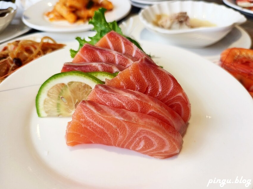 台中市西屯區潮港城太陽百匯｜台中Buffet吃到飽推薦 釜山海鮮季開跑 四人同行送巨無霸檸檬泰國蝦 百道料理無限供應 螃蟹