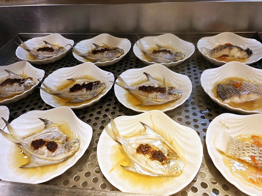 台中市西屯區潮港城太陽百匯｜台中Buffet吃到飽推薦 釜山海鮮季開跑 四人同行送巨無霸檸檬泰國蝦 百道料理無限供應 螃蟹