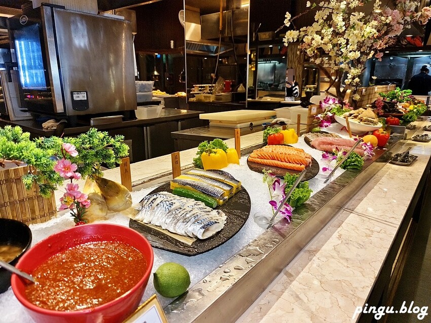 台中市西屯區潮港城太陽百匯｜台中Buffet吃到飽推薦 釜山海鮮季開跑 四人同行送巨無霸檸檬泰國蝦 百道料理無限供應 螃蟹