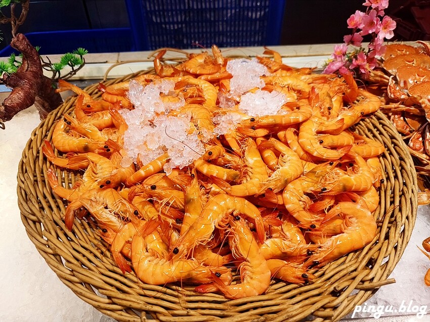 台中市西屯區潮港城太陽百匯｜台中Buffet吃到飽推薦 釜山海鮮季開跑 四人同行送巨無霸檸檬泰國蝦 百道料理無限供應 螃蟹