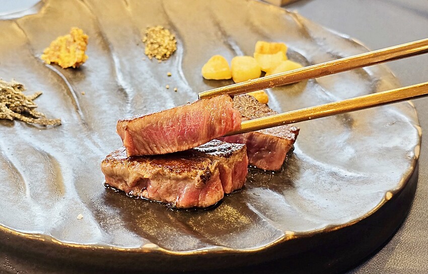 台中慶生餐廳首選｜Google 評論4.8高分，高CP值頂級無菜單鐵板燒。活龍蝦三吃、日本A5和牛、北海道干貝，14品料理只要$1600，想吃先預約！！