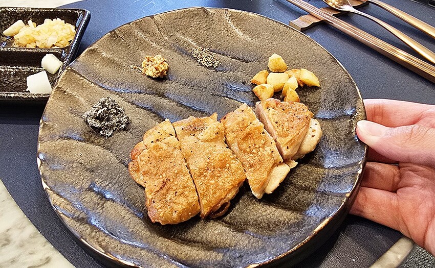 台中慶生餐廳首選｜Google 評論4.8高分，高CP值頂級無菜單鐵板燒。活龍蝦三吃、日本A5和牛、北海道干貝，14品料理只要$1600，想吃先預約！！