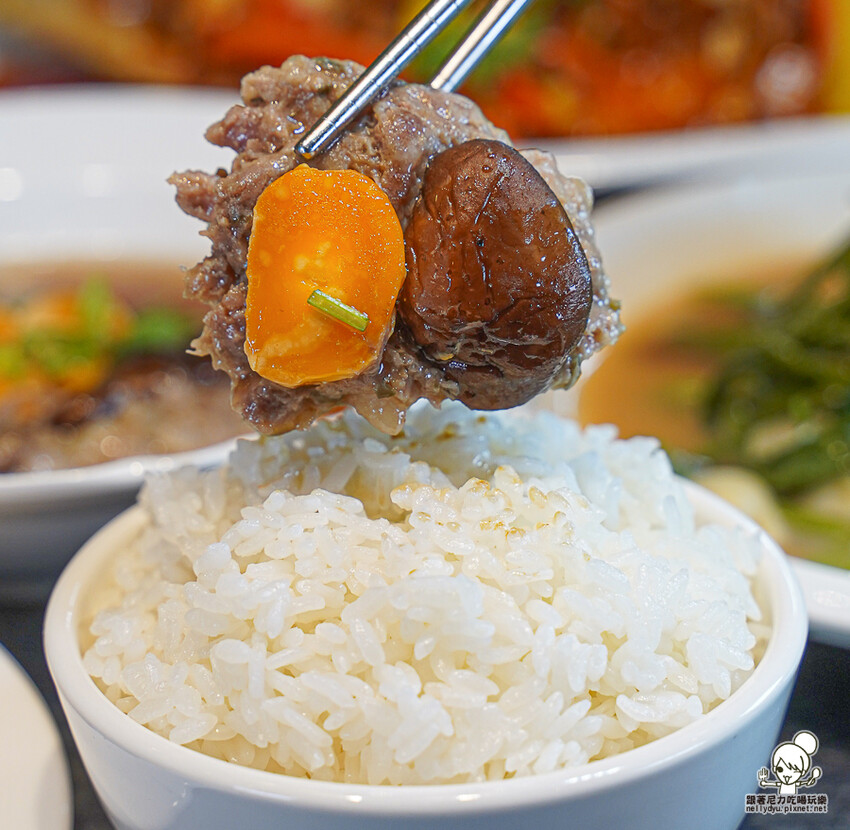 高雄夢時代首間 白玉樓 台菜定食、經典懷舊台菜美食 X 傳承第四代的台菜料理、高雄台菜 - 跟著尼力吃喝玩樂&親子生活