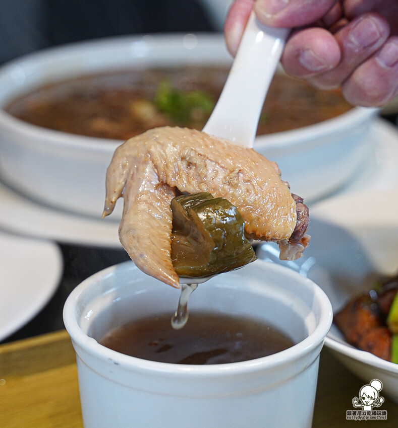 高雄夢時代首間 白玉樓 台菜定食、經典懷舊台菜美食 X 傳承第四代的台菜料理、高雄台菜 - 跟著尼力吃喝玩樂&親子生活