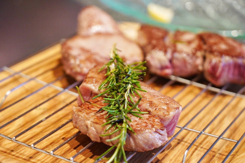 全台唯一夏威夷無菜單鐵板燒!近距離看火焰秀!整尾加拿大龍蝦都是我的~