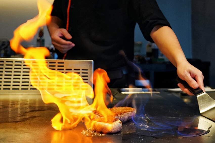 全台唯一夏威夷無菜單鐵板燒!近距離看火焰秀!整尾加拿大龍蝦都是我的~