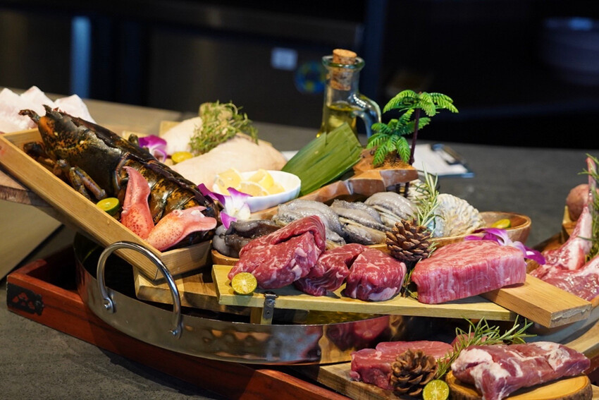 全台唯一夏威夷無菜單鐵板燒!近距離看火焰秀!整尾加拿大龍蝦都是我的~