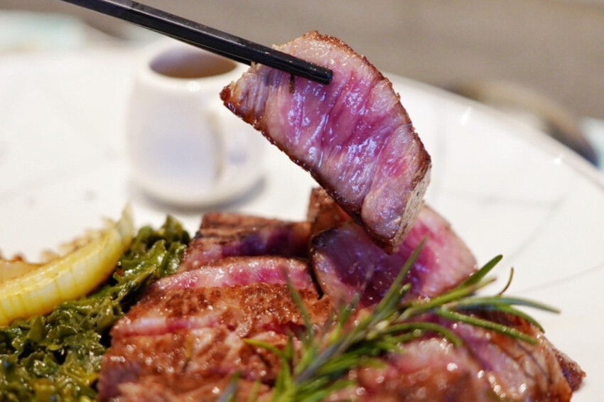 全台唯一夏威夷無菜單鐵板燒!近距離看火焰秀!整尾加拿大龍蝦都是我的~