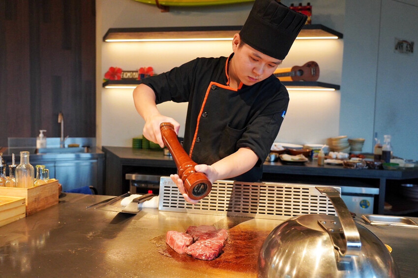 全台唯一夏威夷無菜單鐵板燒!近距離看火焰秀!整尾加拿大龍蝦都是我的~