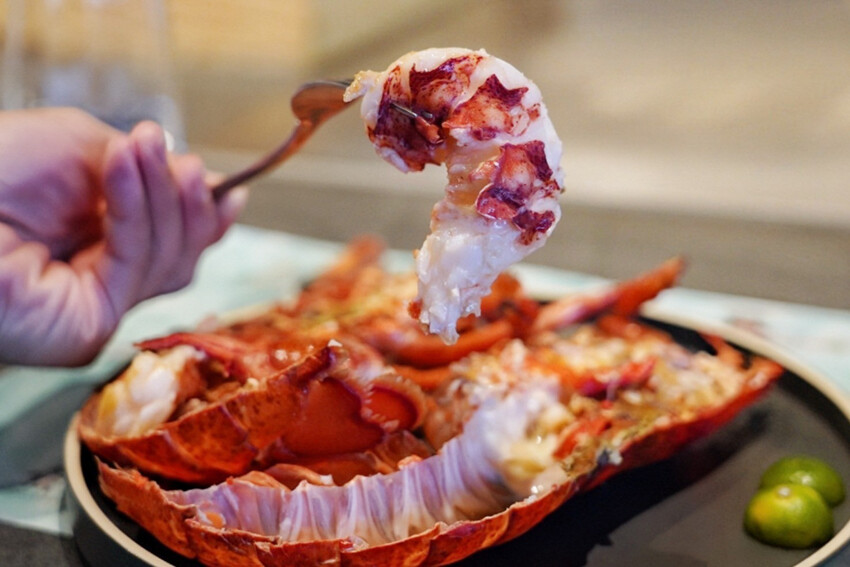 全台唯一夏威夷無菜單鐵板燒!近距離看火焰秀!整尾加拿大龍蝦都是我的~