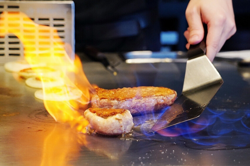 全台唯一夏威夷無菜單鐵板燒!近距離看火焰秀!整尾加拿大龍蝦都是我的~