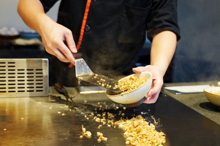 全台唯一夏威夷無菜單鐵板燒!近距離看火焰秀!整尾加拿大龍蝦都是我的~