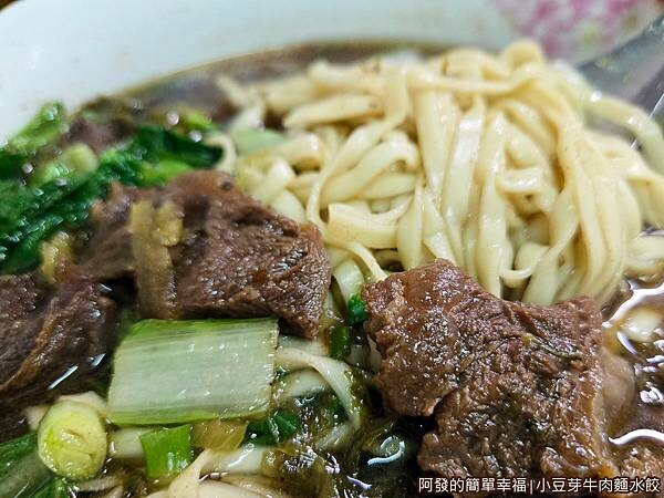 小豆芽牛肉麵水餃10-牛肉麵特寫.jpg