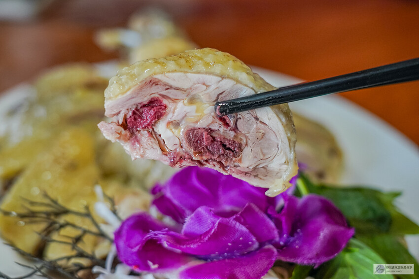 桃園龜山隱藏版！深山鐵皮屋「逗陣來土雞城」必吃自家養殖土雞，平價多人聚餐首選。