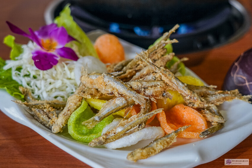 桃園龜山隱藏版！深山鐵皮屋「逗陣來土雞城」必吃自家養殖土雞，平價多人聚餐首選。