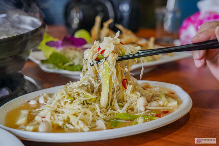 桃園龜山隱藏版！深山鐵皮屋「逗陣來土雞城」必吃自家養殖土雞，平價多人聚餐首選。