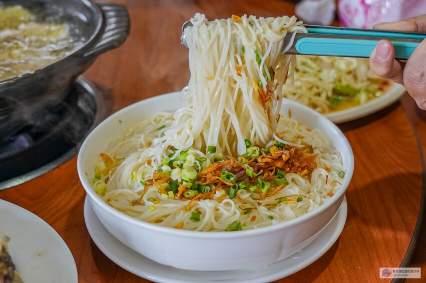 桃園龜山隱藏版！深山鐵皮屋「逗陣來土雞城」必吃自家養殖土雞，平價多人聚餐首選。