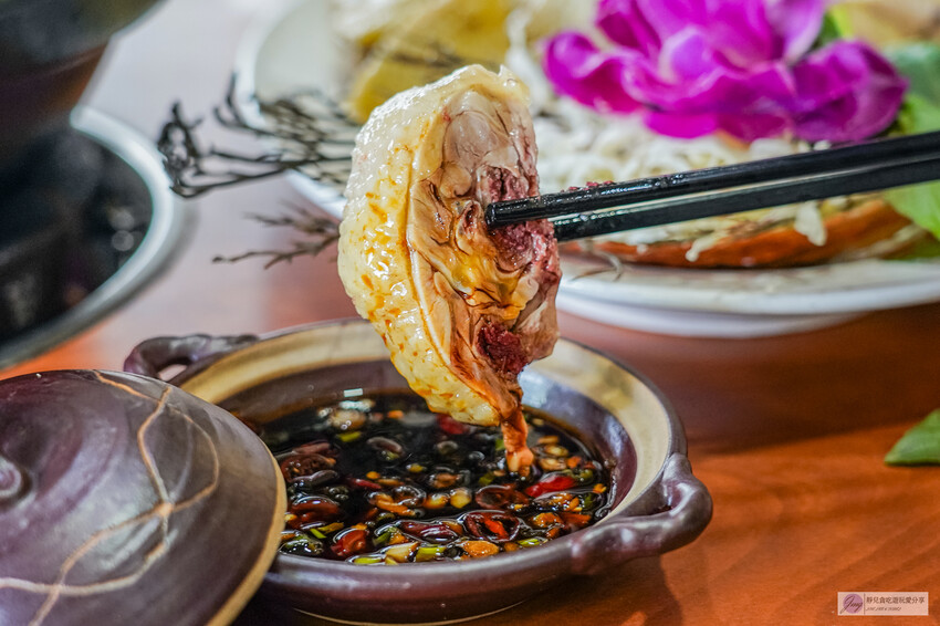 桃園龜山隱藏版！深山鐵皮屋「逗陣來土雞城」必吃自家養殖土雞，平價多人聚餐首選。