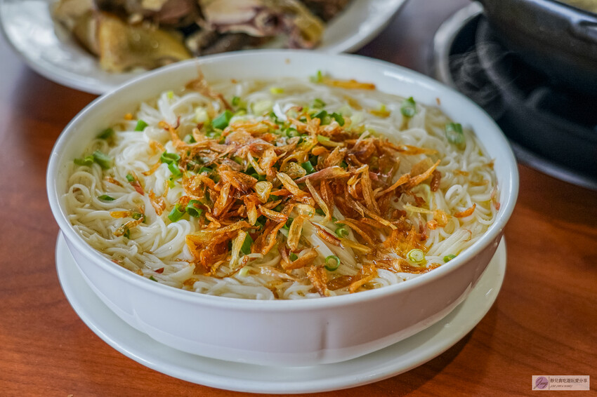 桃園龜山隱藏版！深山鐵皮屋「逗陣來土雞城」必吃自家養殖土雞，平價多人聚餐首選。