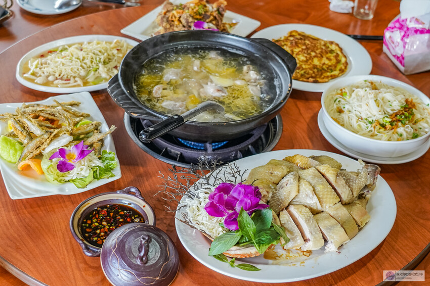 桃園龜山隱藏版！深山鐵皮屋「逗陣來土雞城」必吃自家養殖土雞，平價多人聚餐首選。