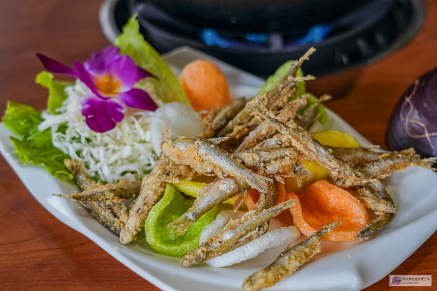 桃園龜山隱藏版！深山鐵皮屋「逗陣來土雞城」必吃自家養殖土雞，平價多人聚餐首選。