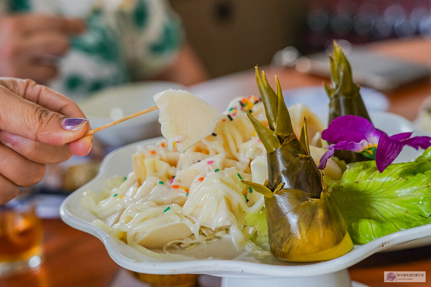 桃園龜山隱藏版！深山鐵皮屋「逗陣來土雞城」必吃自家養殖土雞，平價多人聚餐首選。