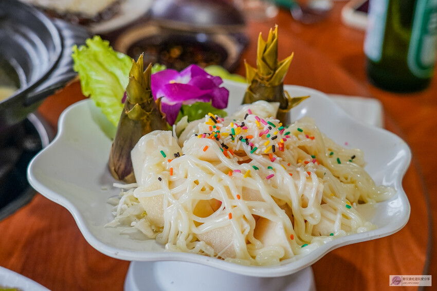 桃園龜山隱藏版！深山鐵皮屋「逗陣來土雞城」必吃自家養殖土雞，平價多人聚餐首選。