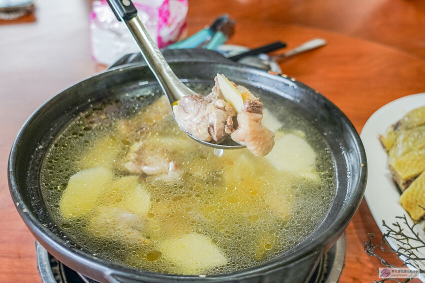 桃園龜山隱藏版！深山鐵皮屋「逗陣來土雞城」必吃自家養殖土雞，平價多人聚餐首選。