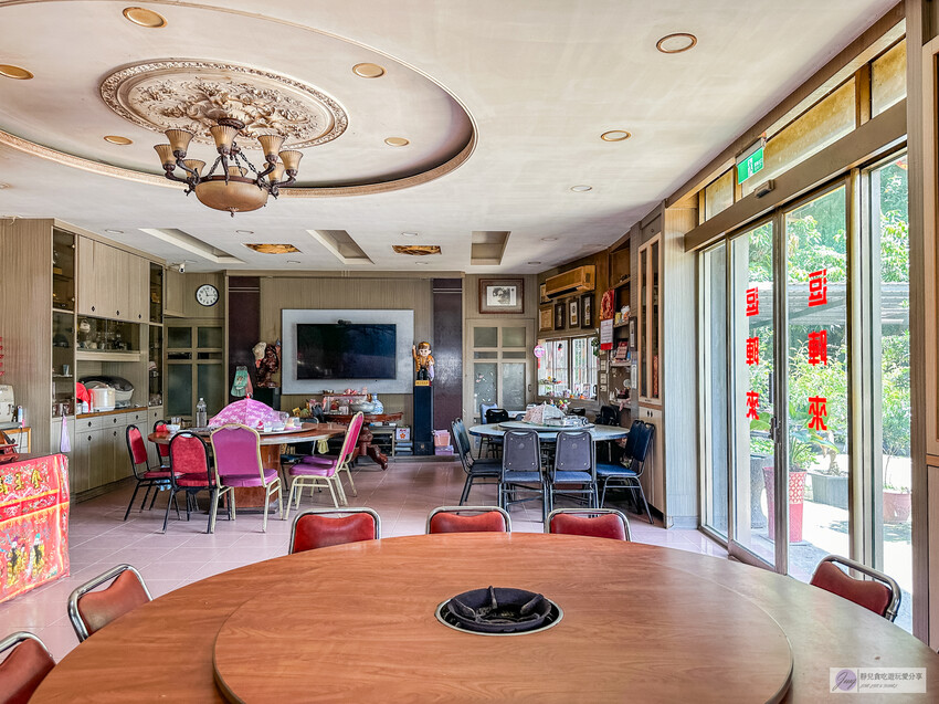 桃園龜山隱藏版！深山鐵皮屋「逗陣來土雞城」必吃自家養殖土雞，平價多人聚餐首選。