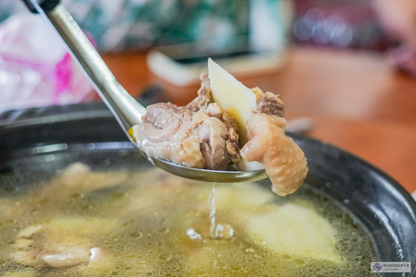 桃園龜山隱藏版！深山鐵皮屋「逗陣來土雞城」必吃自家養殖土雞，平價多人聚餐首選。