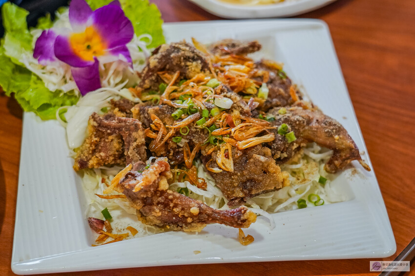 桃園龜山隱藏版！深山鐵皮屋「逗陣來土雞城」必吃自家養殖土雞，平價多人聚餐首選。